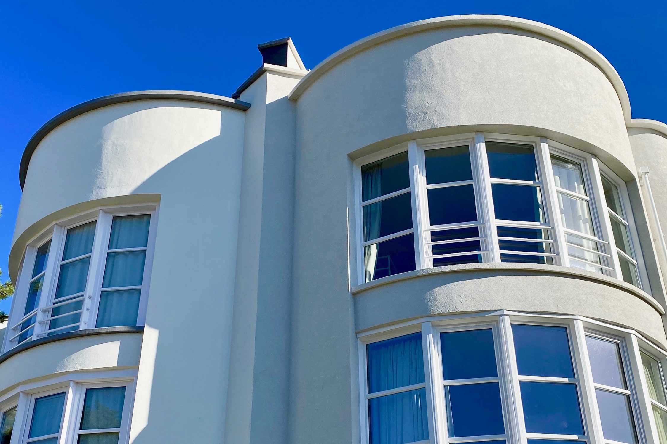 ETT03 Symmetrical modernist houses