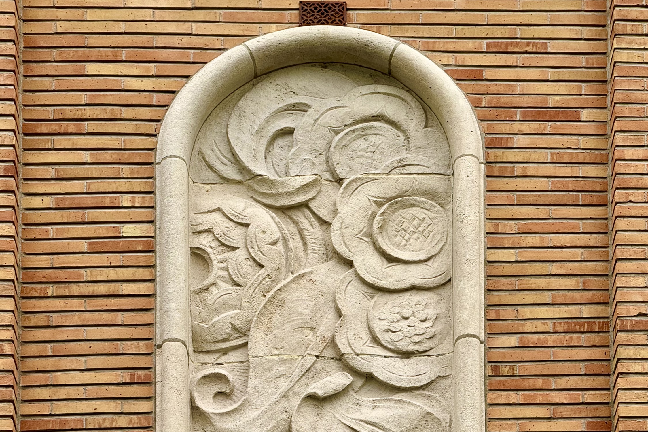 SCH08 Three-facade Modernist Villa