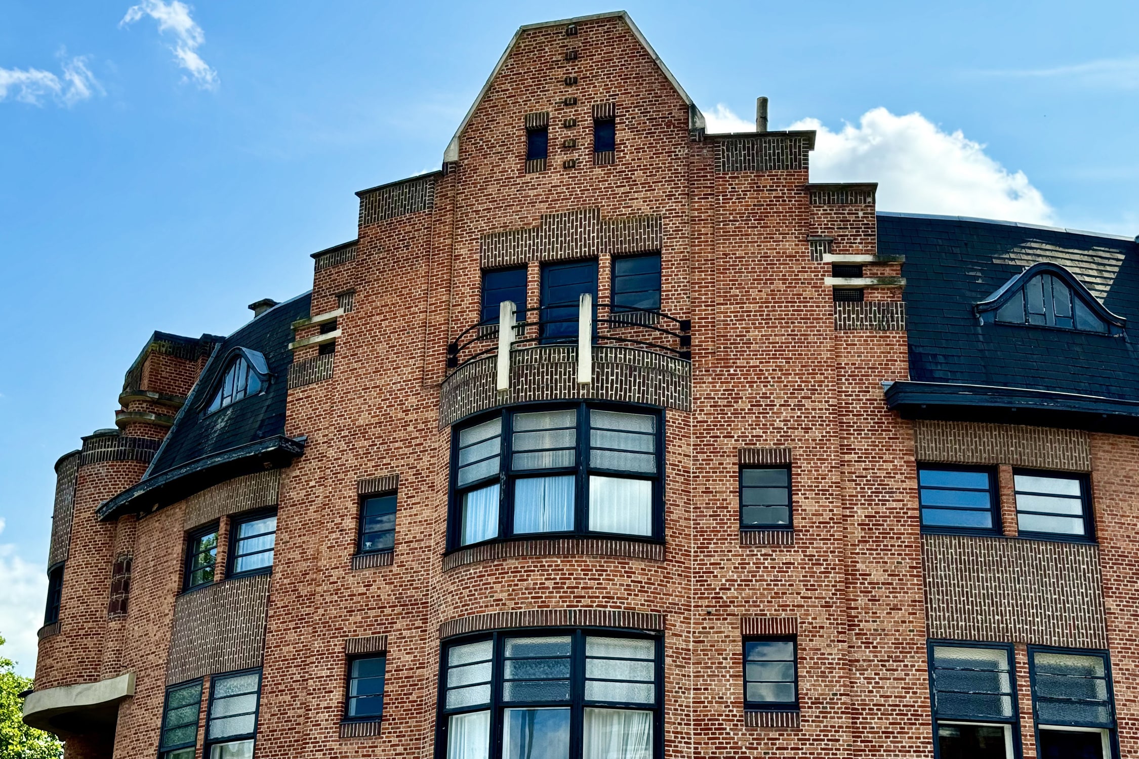 GEN34 Large building by Geo Henderick