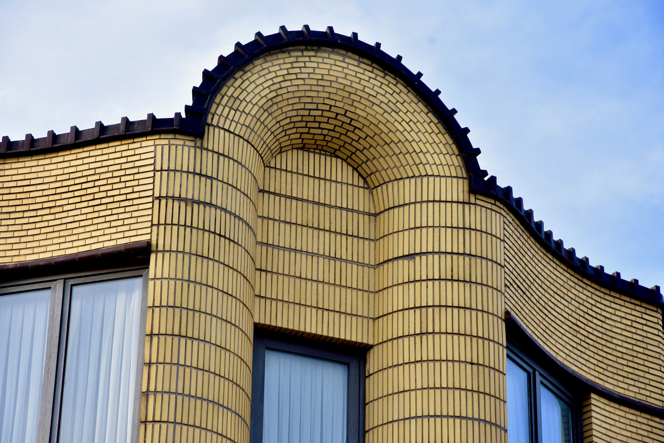EVE01 Surprising streamline-style building