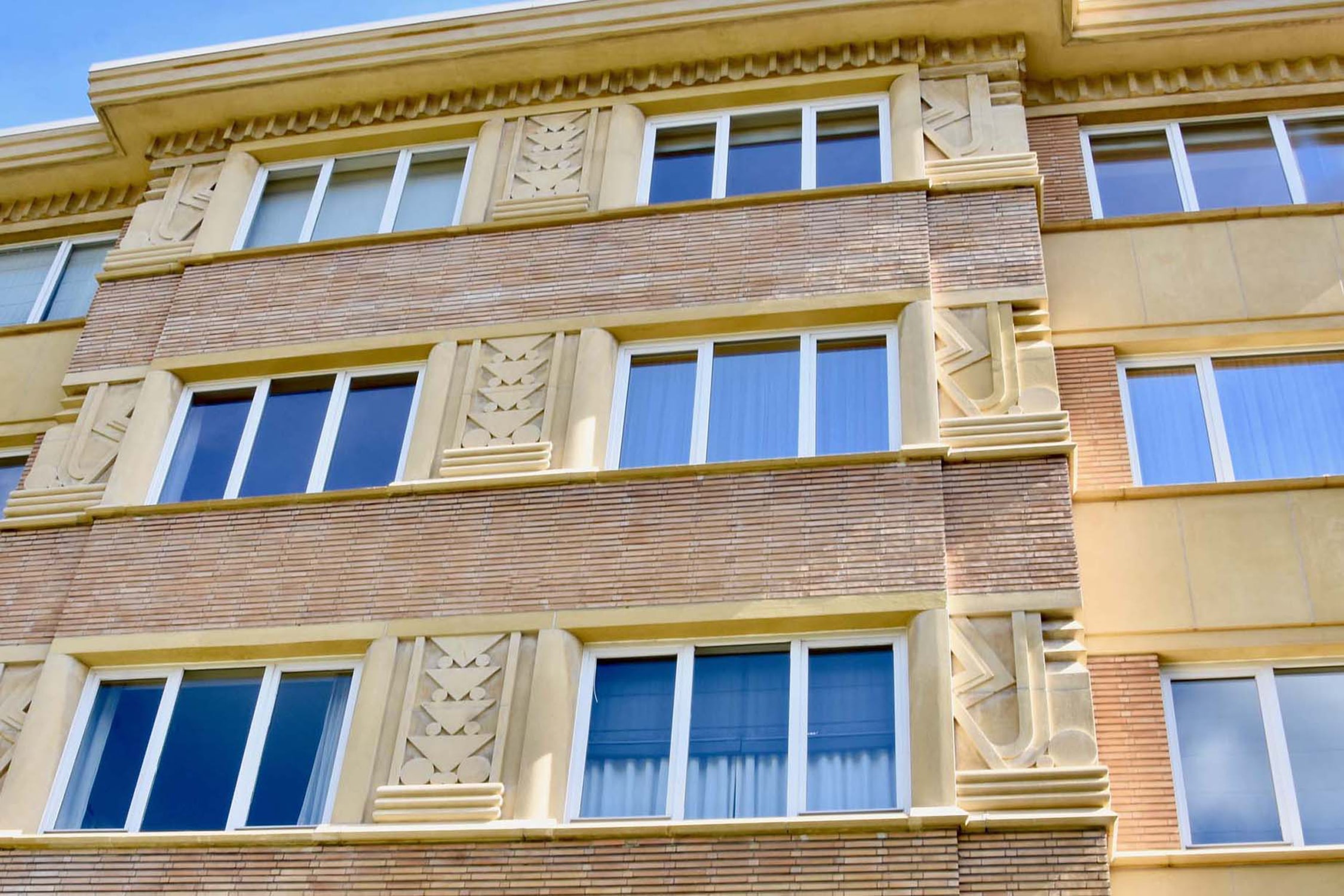 BRU24 Modernist apartment building