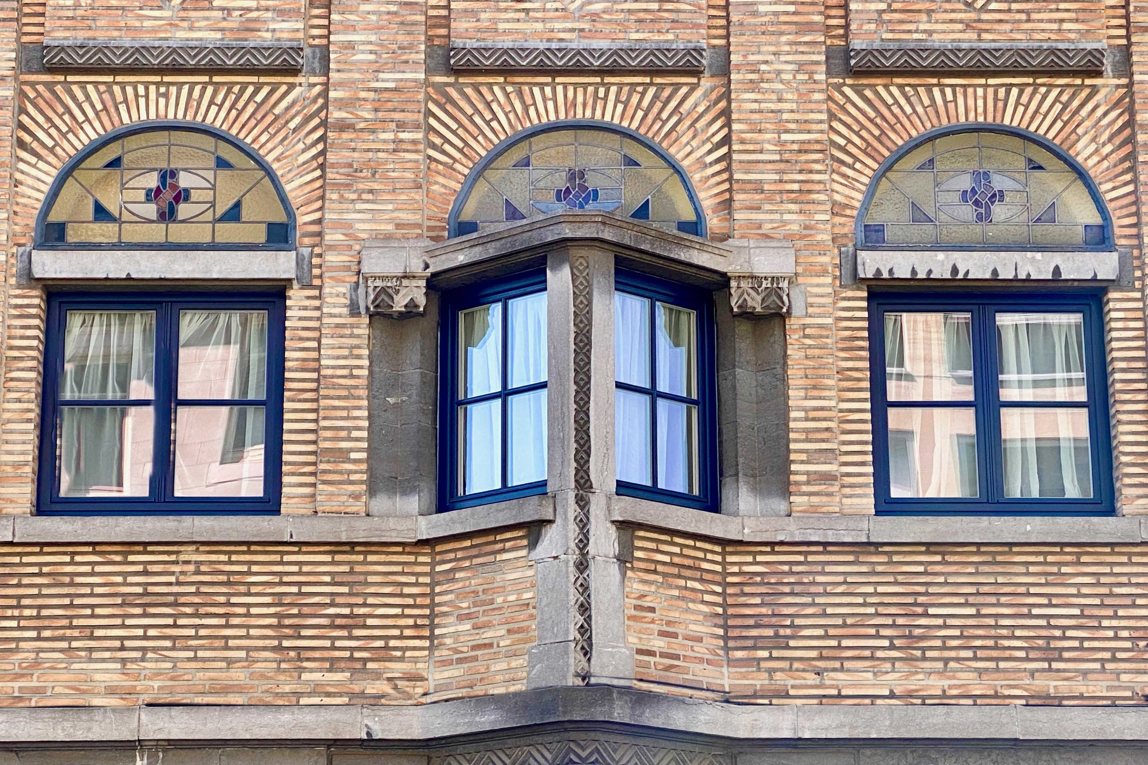 ETT11 Art Deco house with oriel window