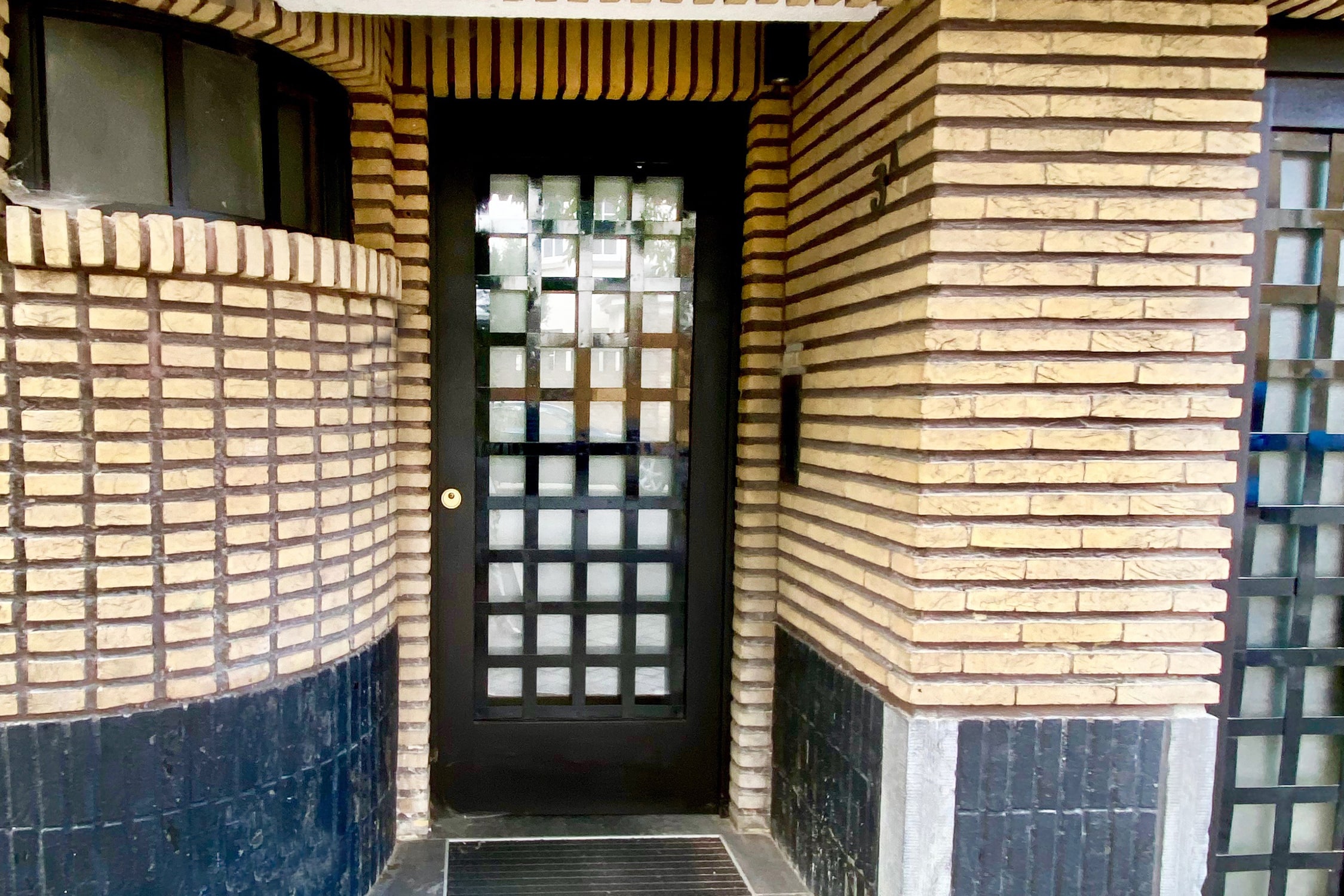 SGI13 Small Modernist building