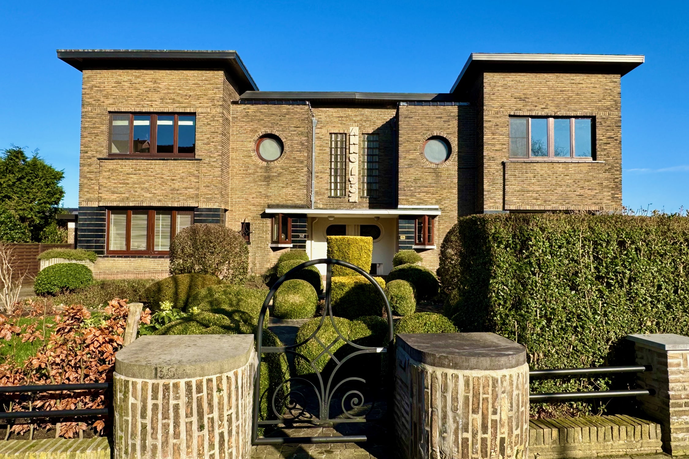 WEM02 Double modernist villa