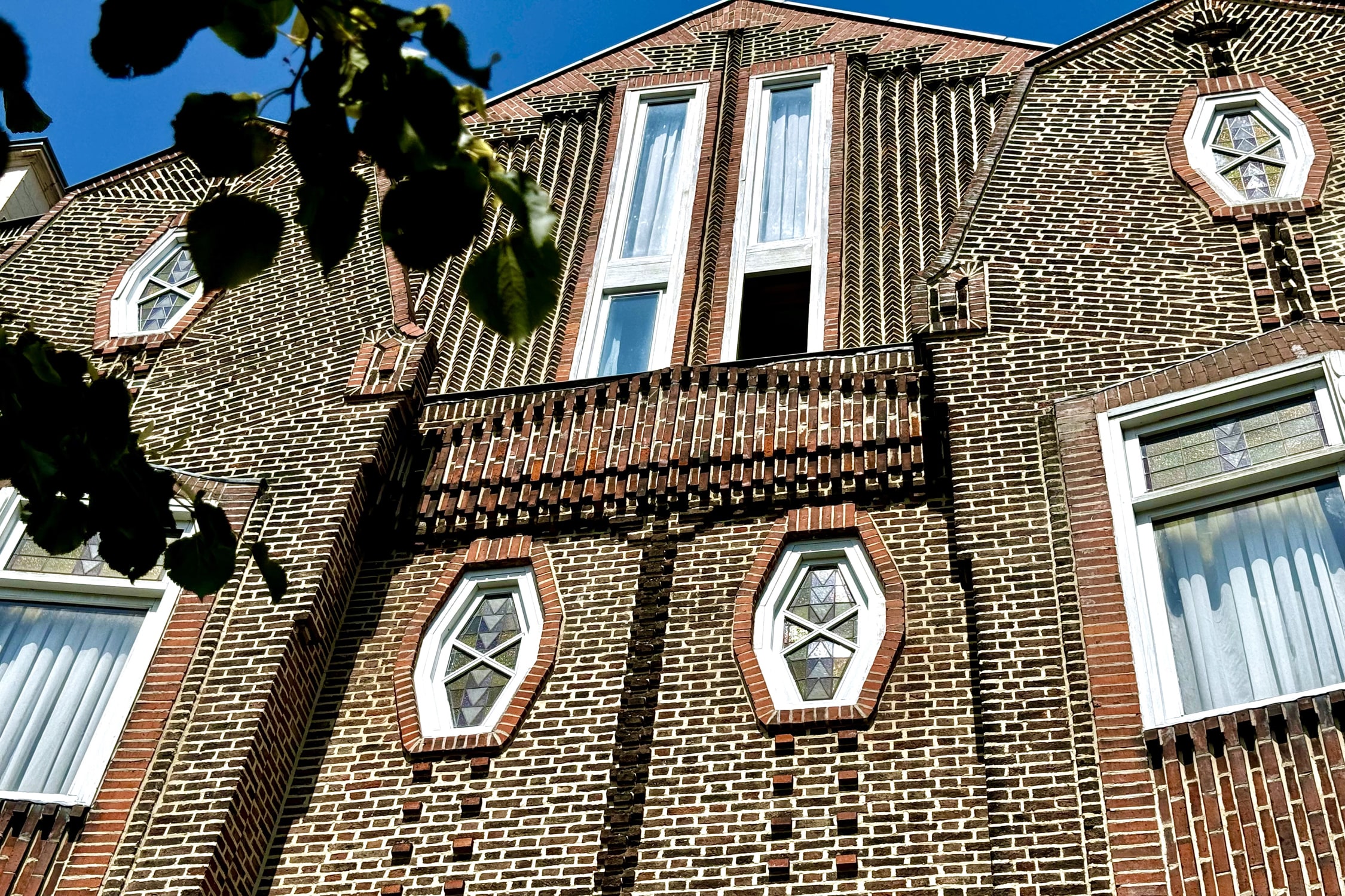 GEN33 Remarkable façade by Félicien Bilsen