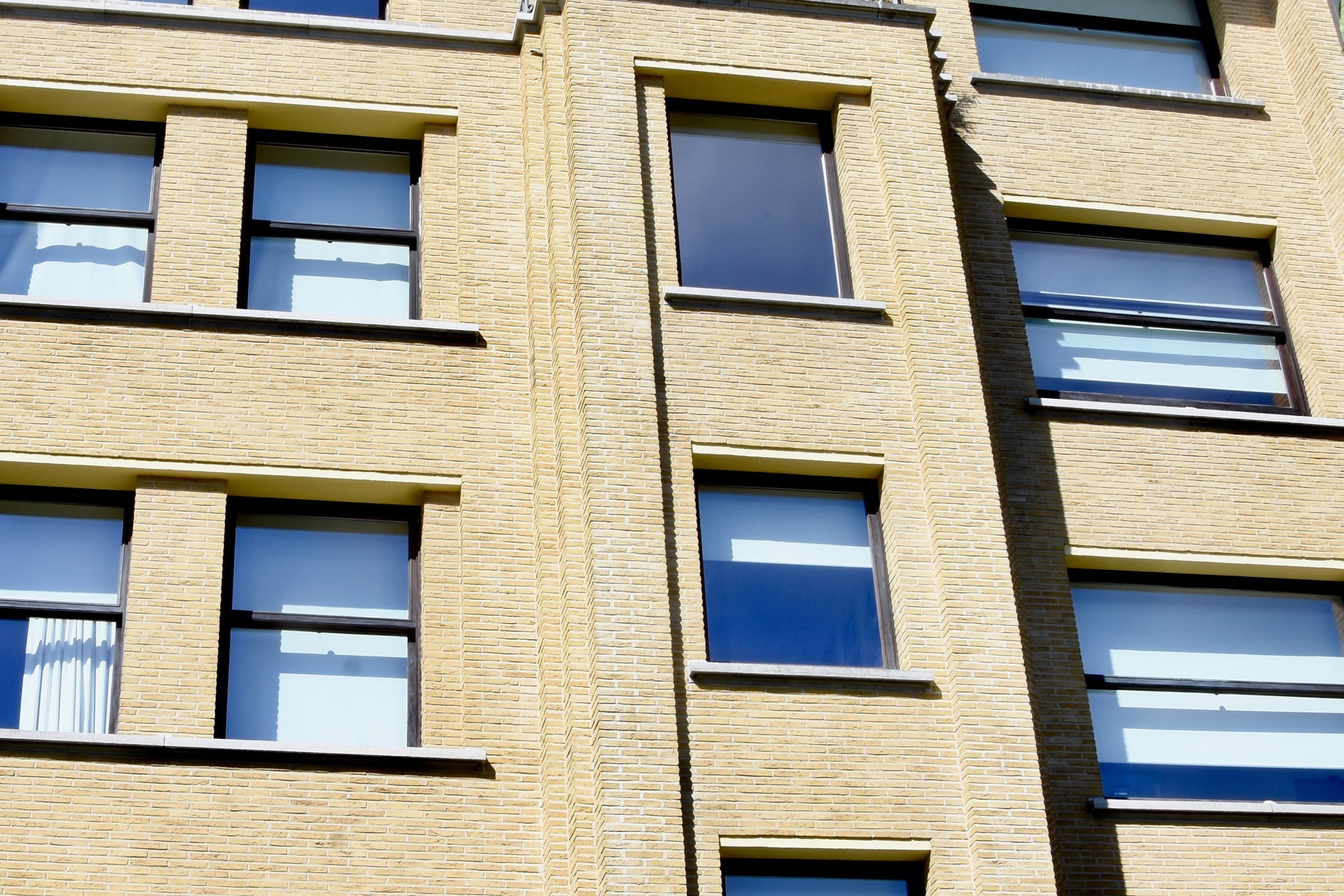 BRU23 Remarkable modernist building