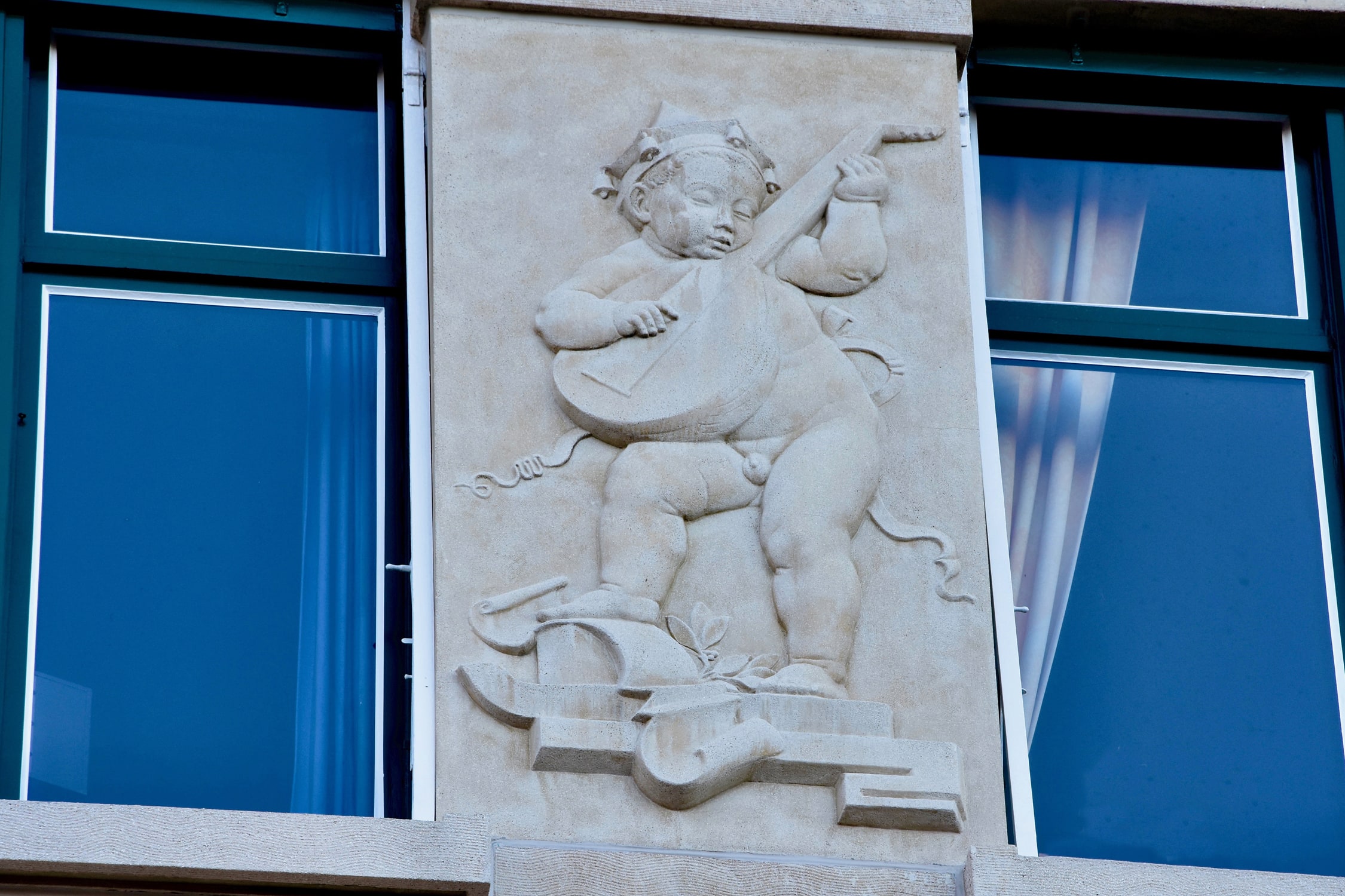 SCH27 Small apartment building with putti