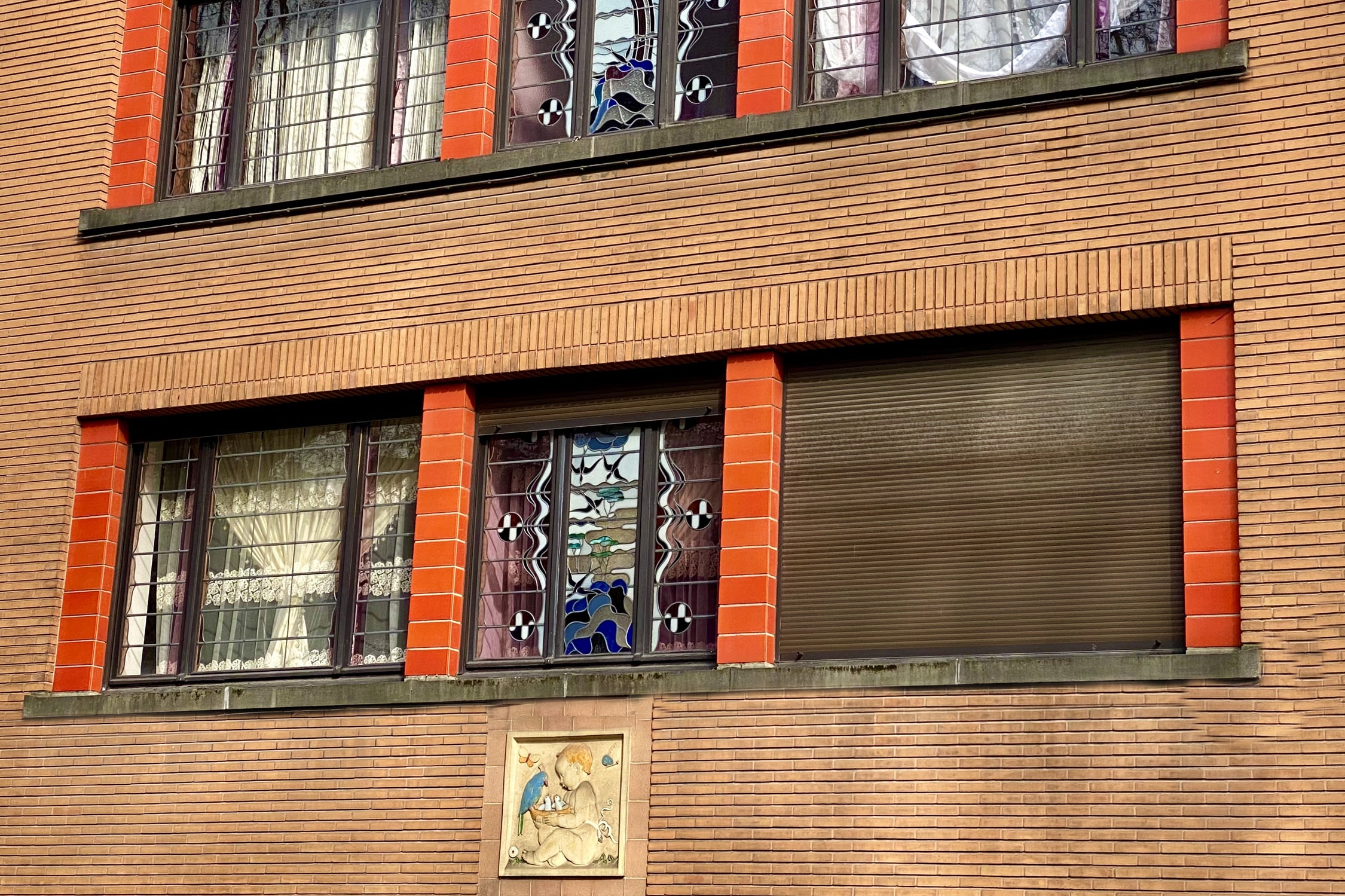 AND07 Modernist house with cherub