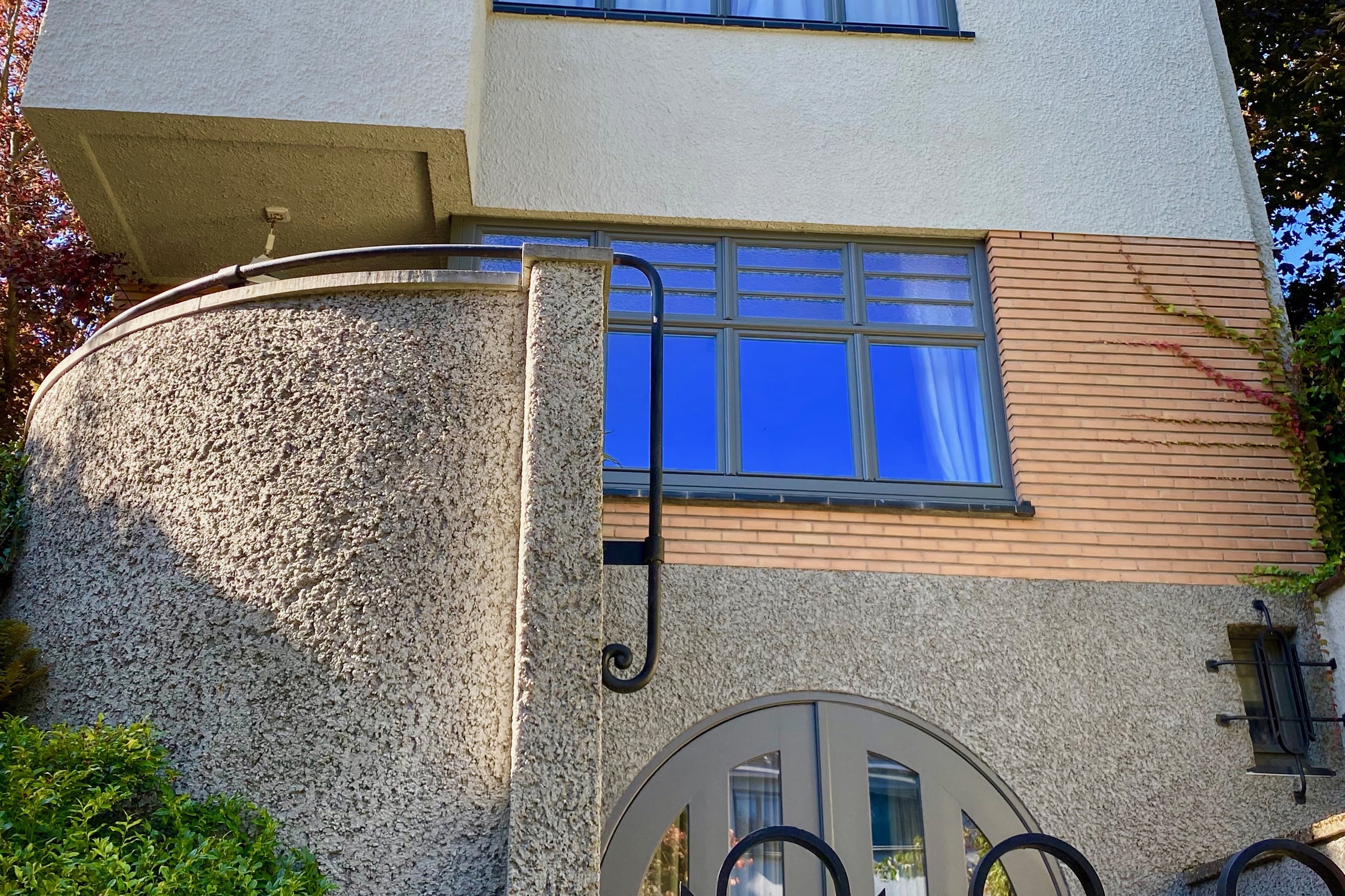WAT14 Narrow modernist villa