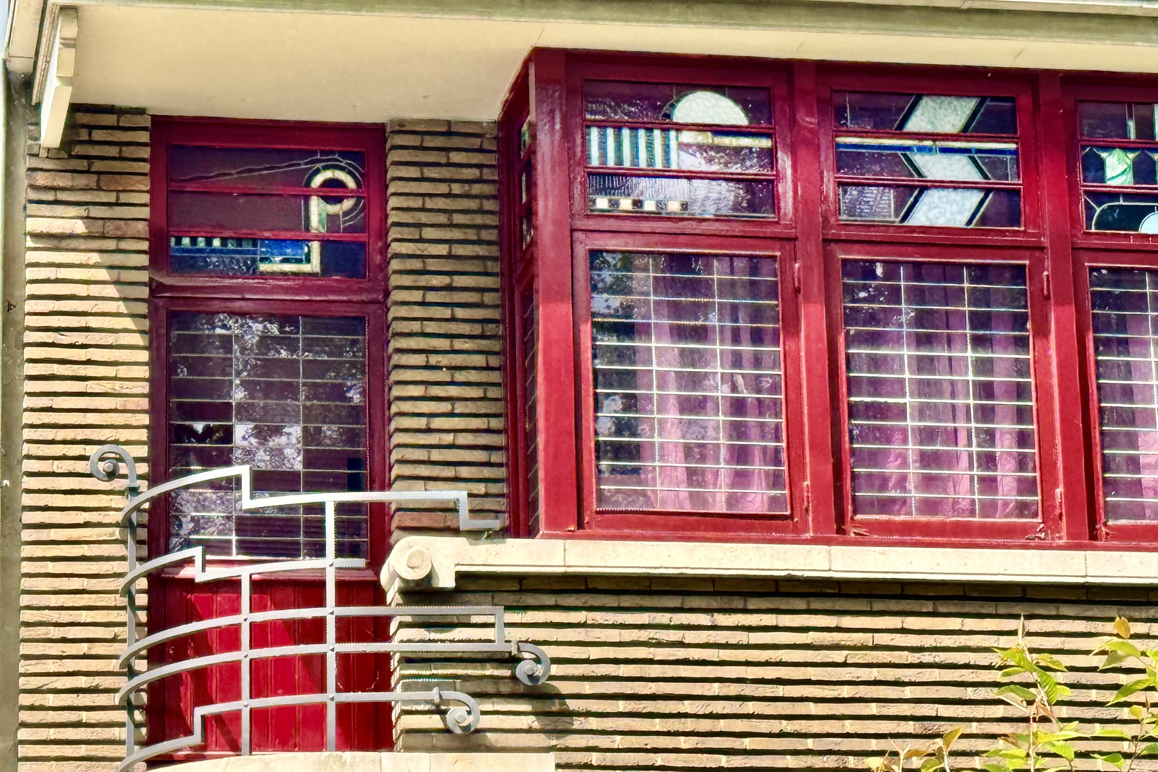 ANT61 Small expressionist house
